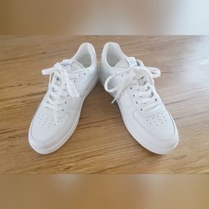 White leather sneakers never worn